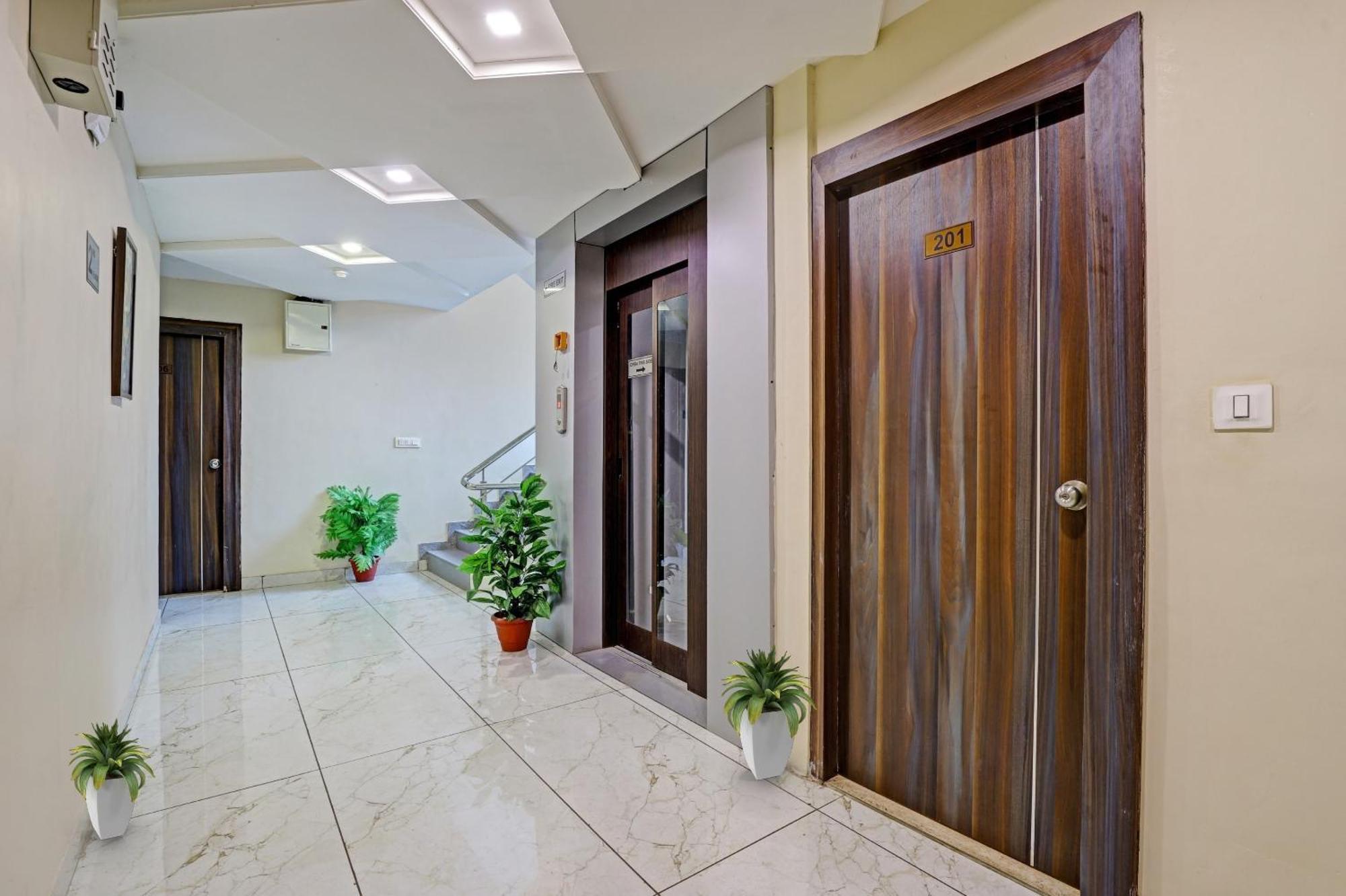 Collection O Hotel Raj Palace 巴罗达 外观 照片